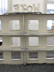"Papiervögel überm Hotel" Rauminstallation Mobile 
Keramik glasiert 2016