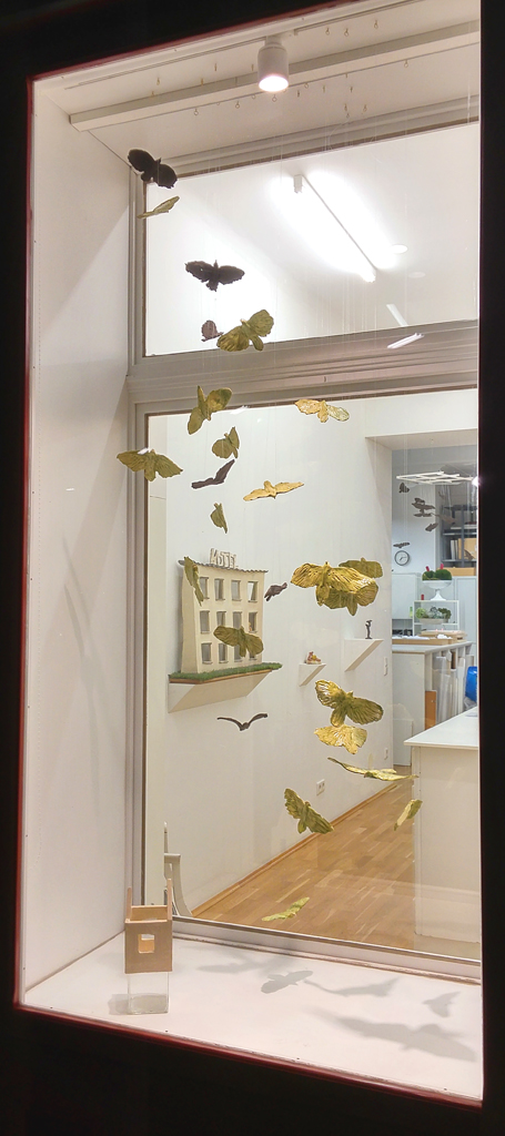 Alle Vögel sind einzeln handmodeliert und aus gebrannter Keramik
Ausstellungsansicht "OBJEKTe" 2016
